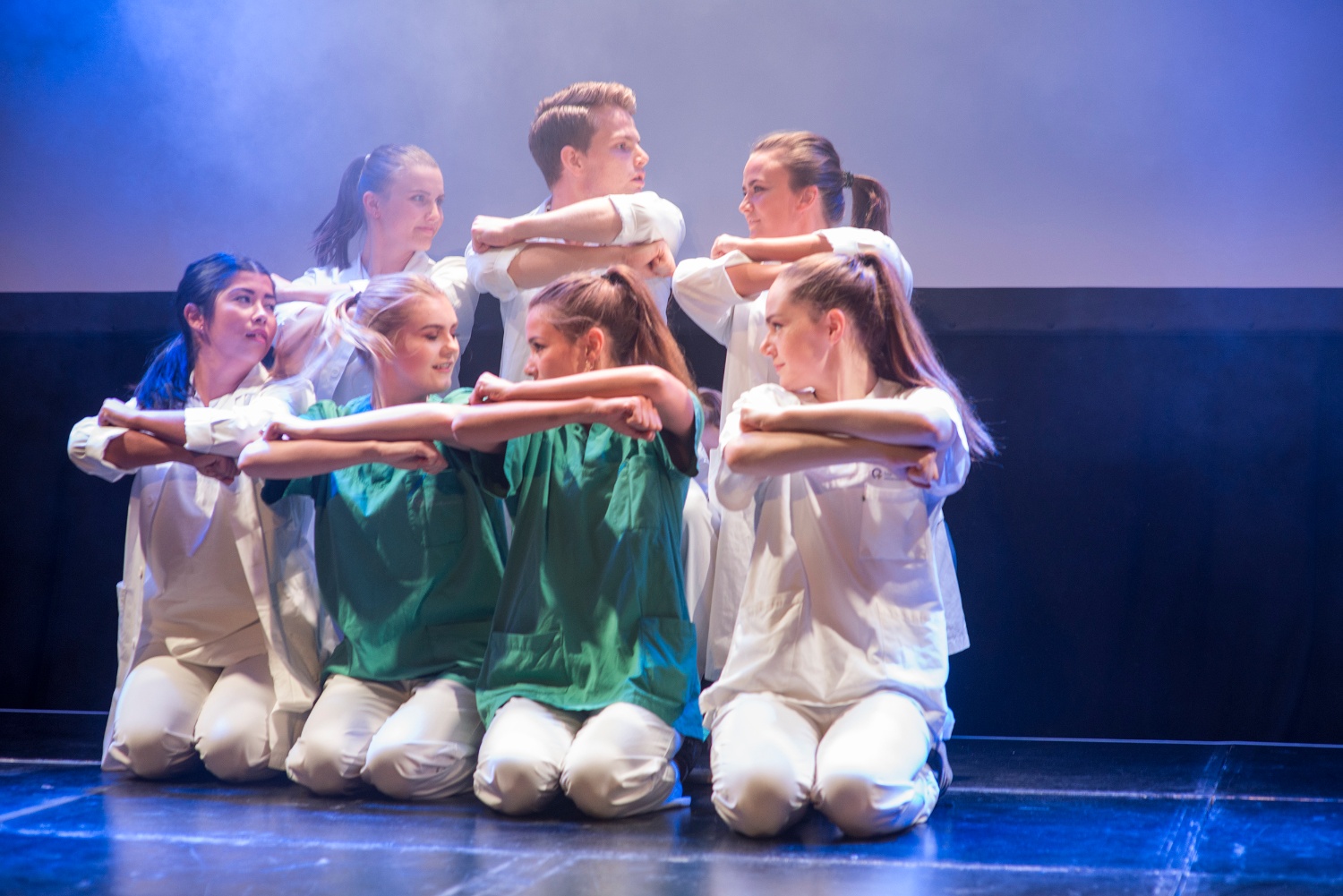 Dansere på en scene under DIPS-forum som ser på hverandre
