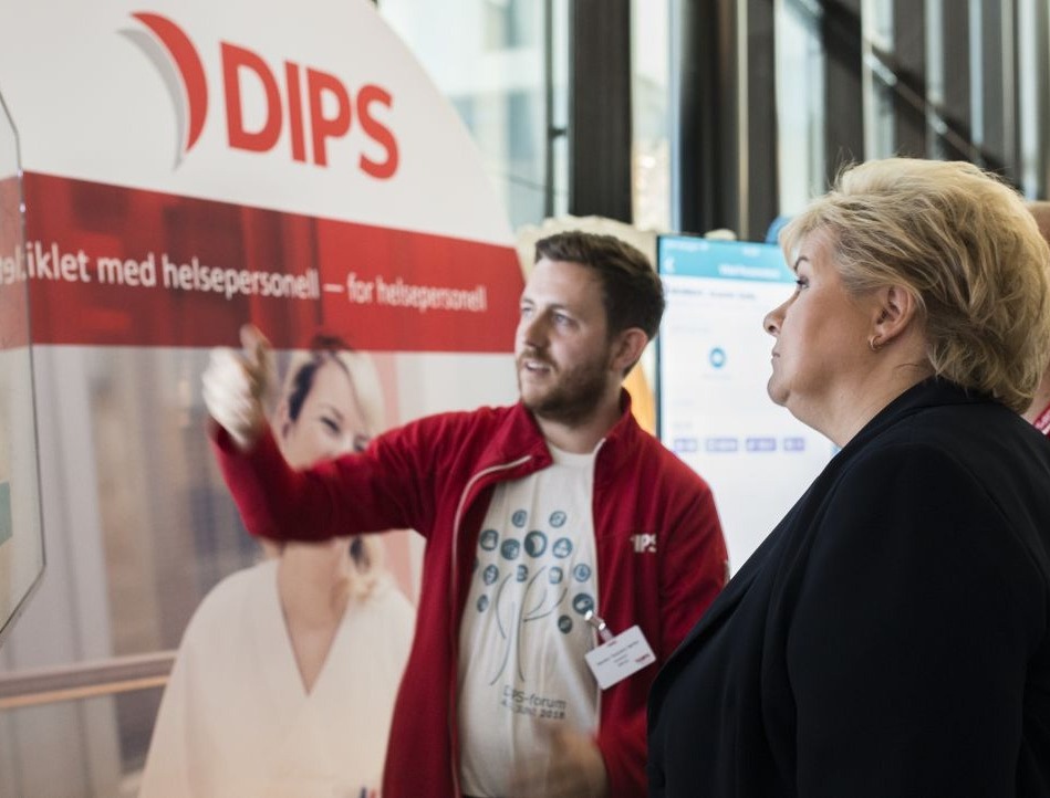 Mann som holder en demonstrasjon foran en skjerm