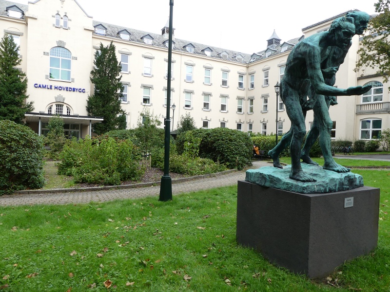 Bilde av et eldre bygg med en statue foran-1