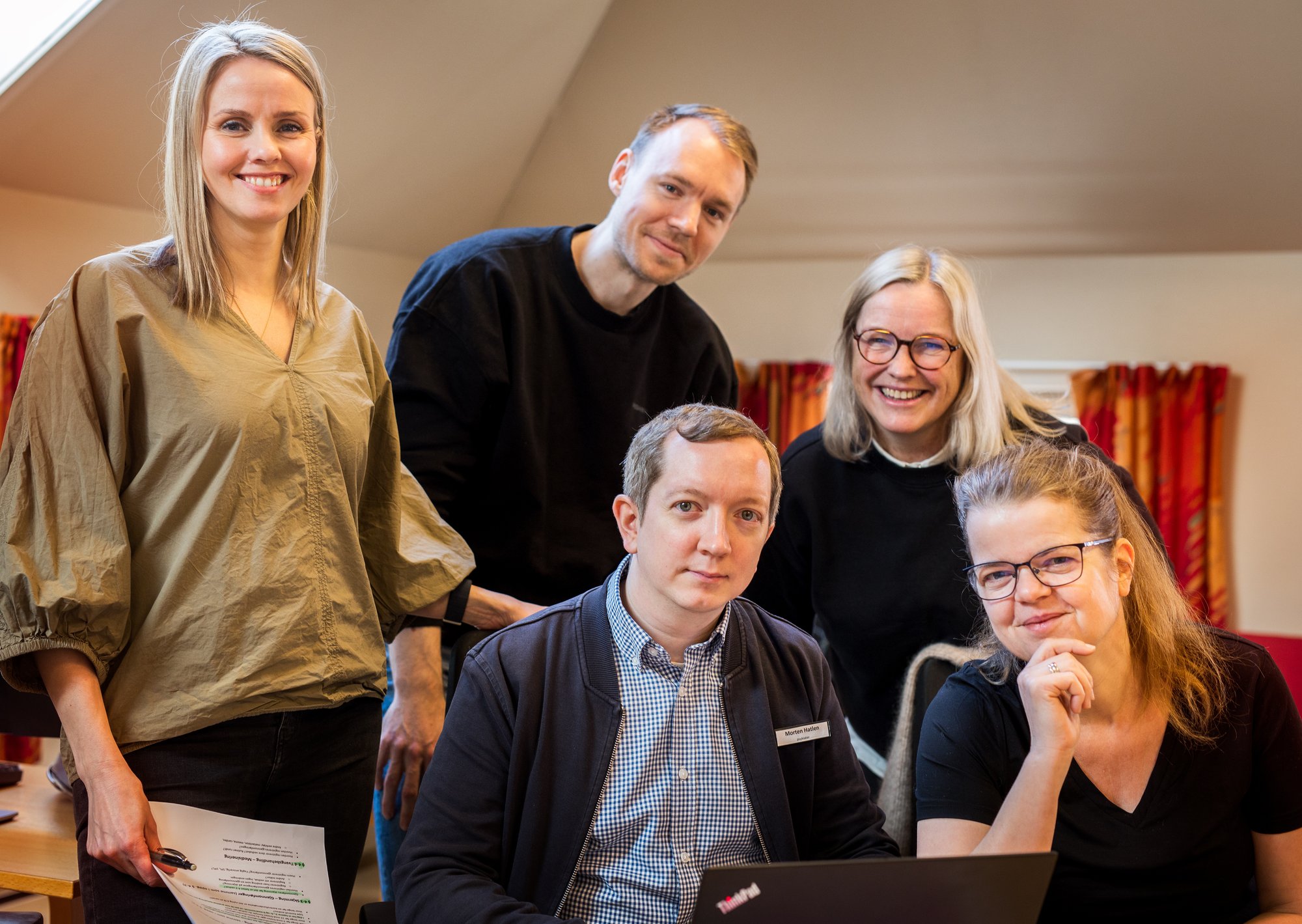 Sandviken brukertest, fem personer som sitter