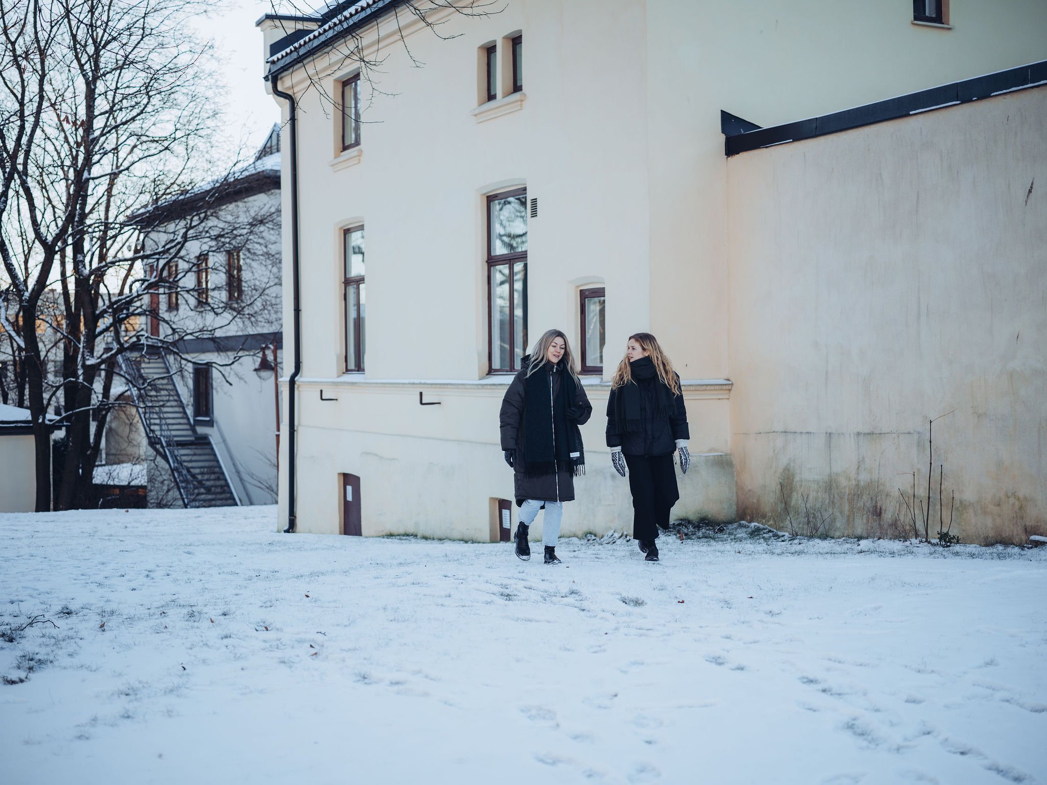 Pasient og behandler i samtale på tur