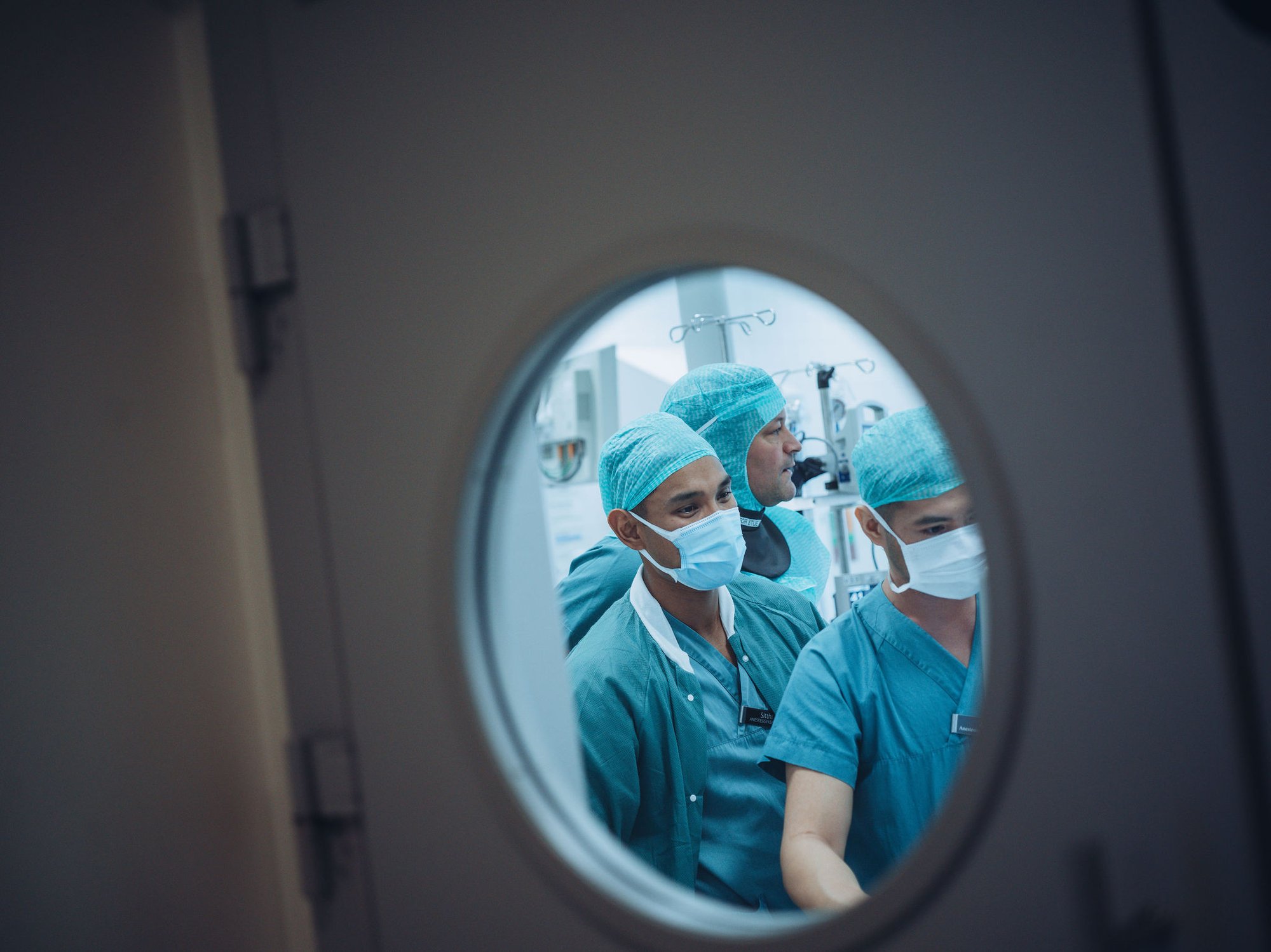 Kirurger gjennom vinduet på operasjonsstuen 1 Kirurger gjennom vinduet på operasjonsstuen 1