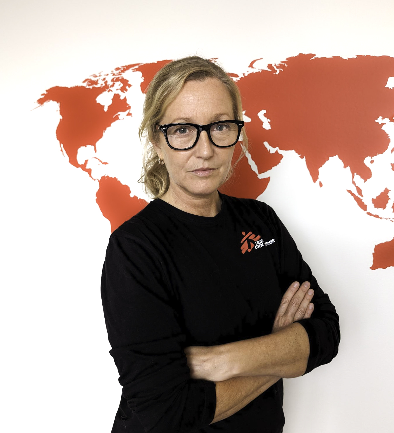 Bilde av Lindis Hurum i Leger Uten Grenser foran et verdenskart