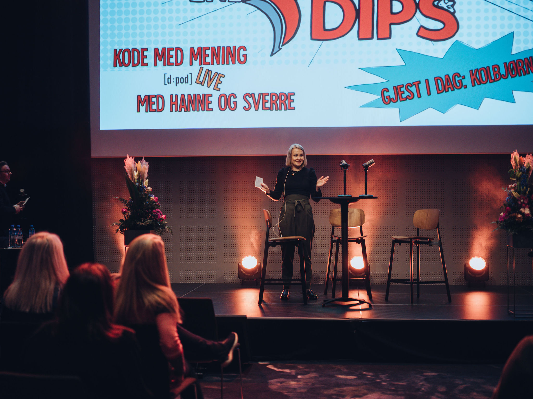 Hanne står på scenen