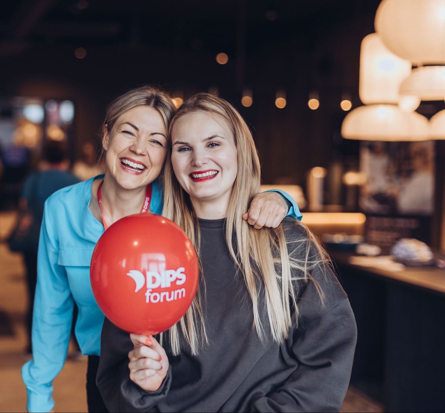 DIPS-forum smilende personer og ballong