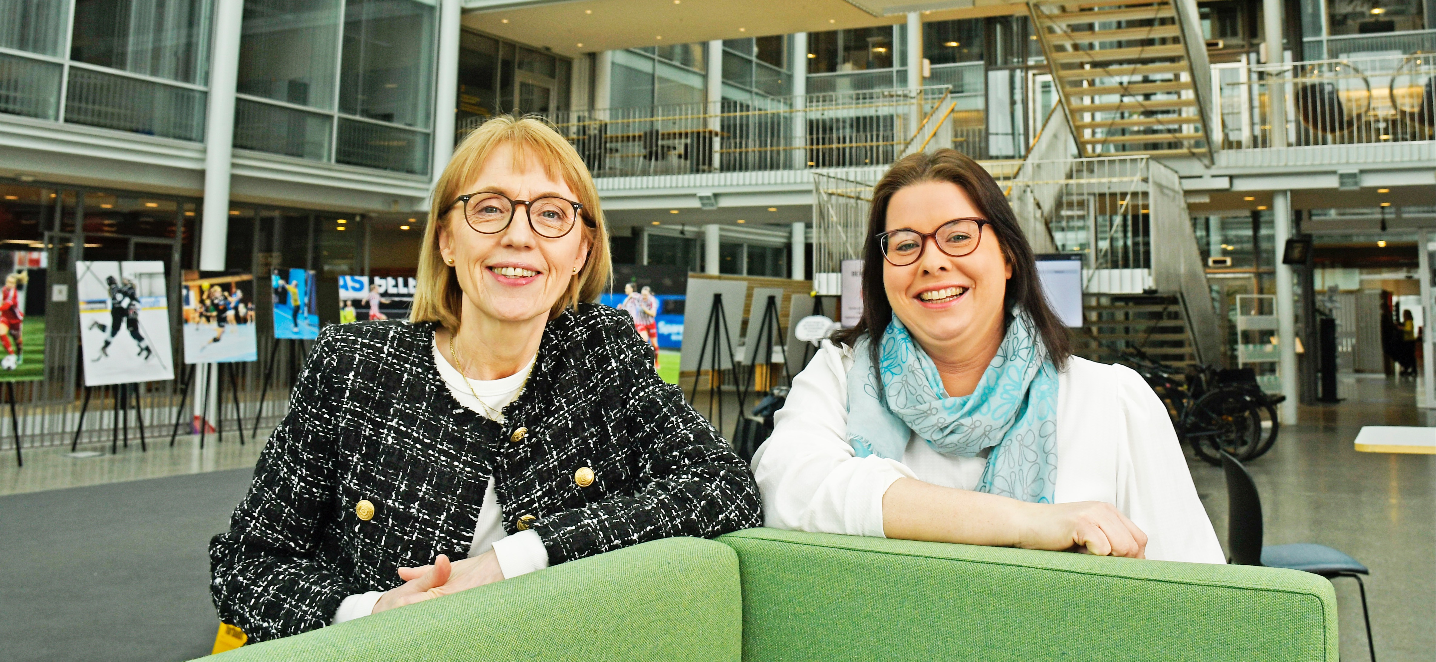 Heidi Johansen og Ellen Riksvold - to damer som står i en foaje