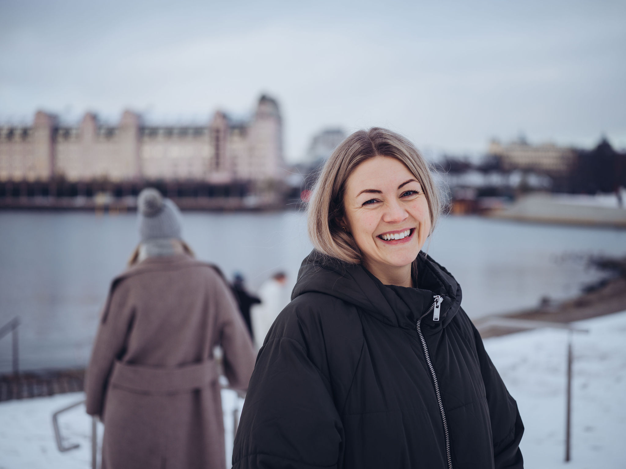Smilende dame utendørs i Oslo vinter