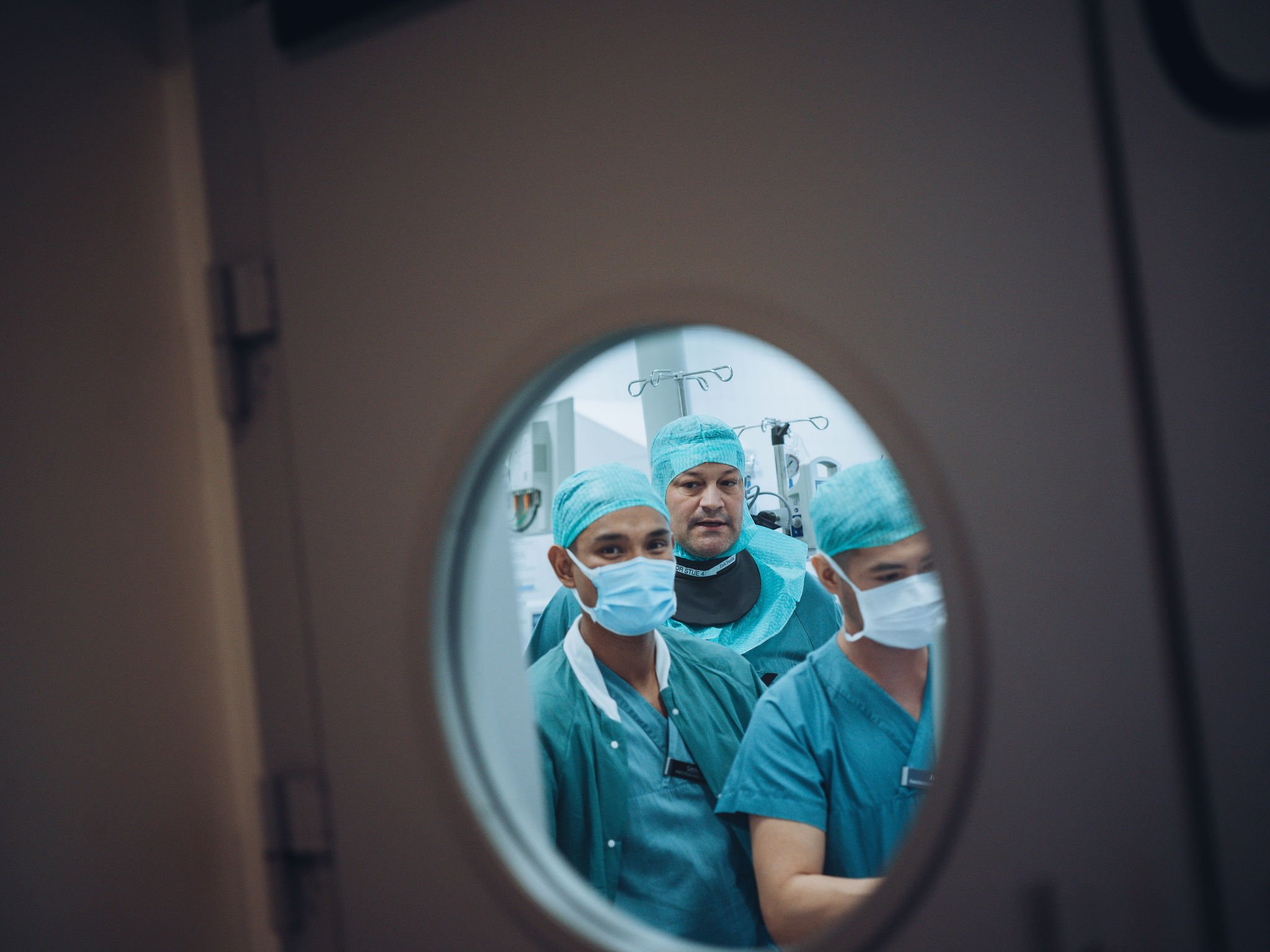Kirurger gjennom vinduet på operasjonsstuen 2