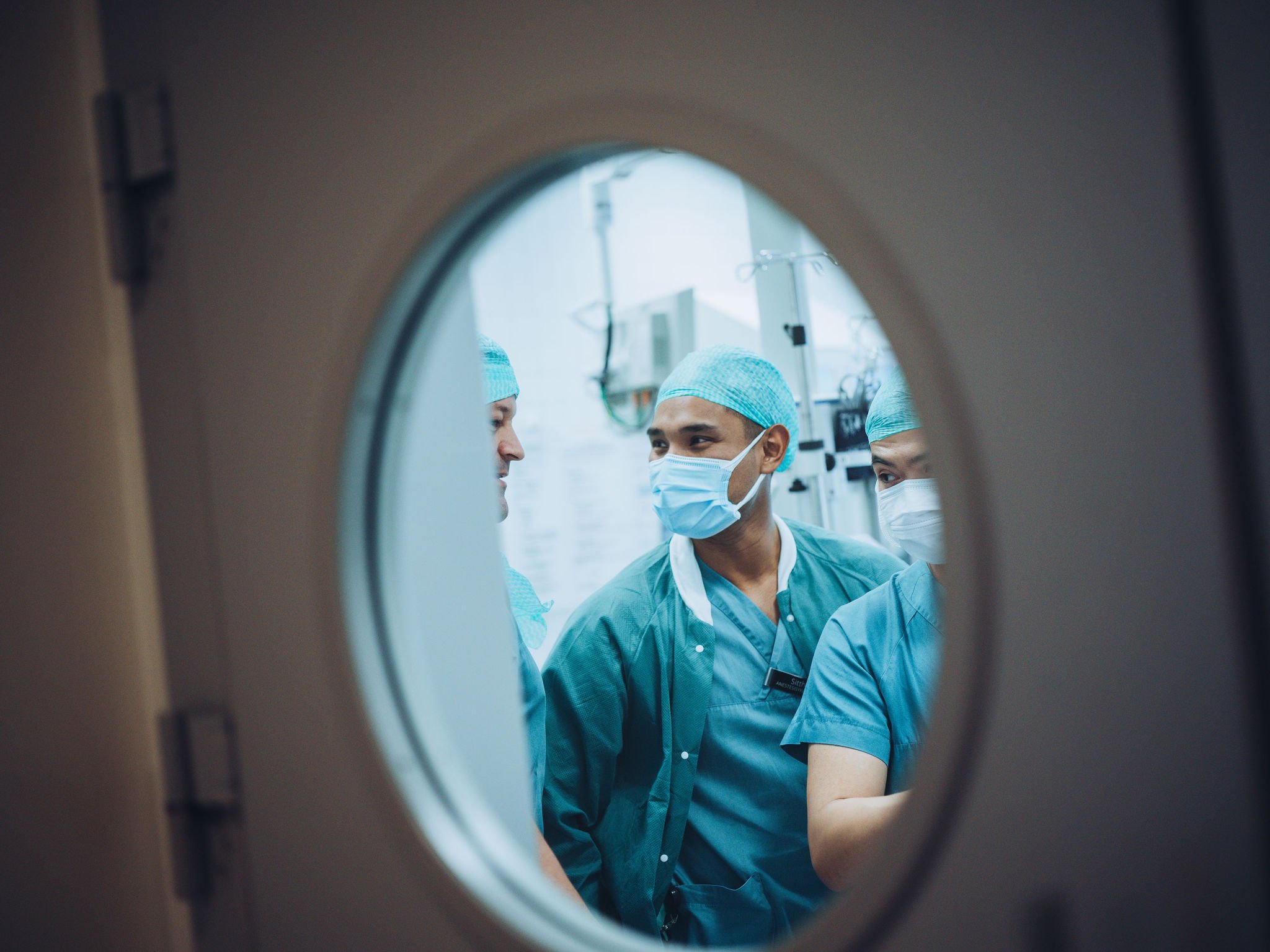 Kirurger gjennom vinduet på operasjonsstuen